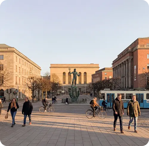 Götaplatsen med Poseidon och spårvagn i kvällsljus