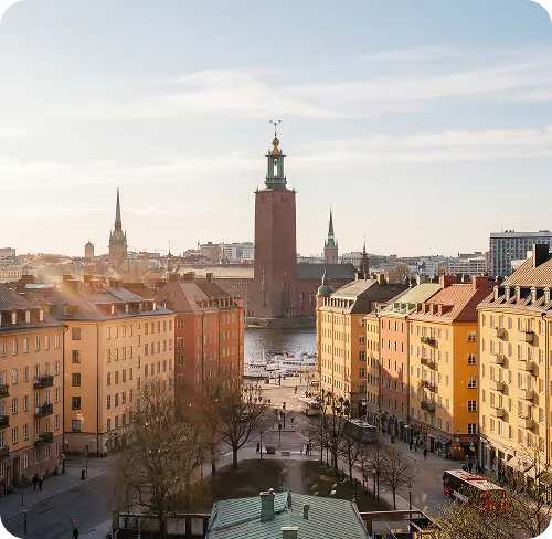 Stadshusets torn och husfasader längs Riddarfjärden